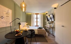 Oasis Suites Near Picasso Museum